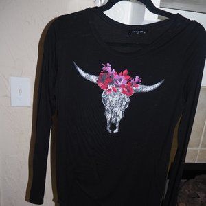 Super soft loose black shirt with skull